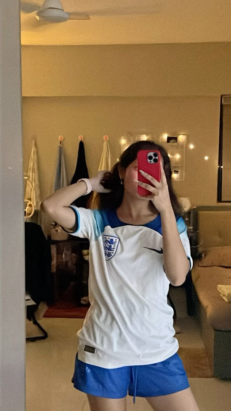 Foto de Elena Ortega con su camiseta
