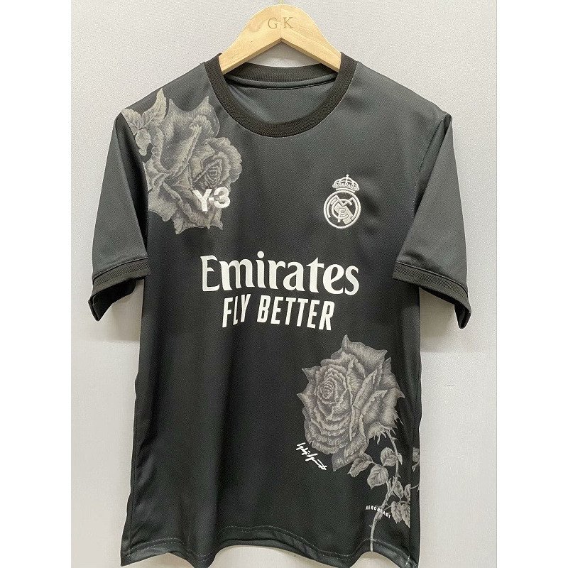Foto de Adrián López con su camiseta
